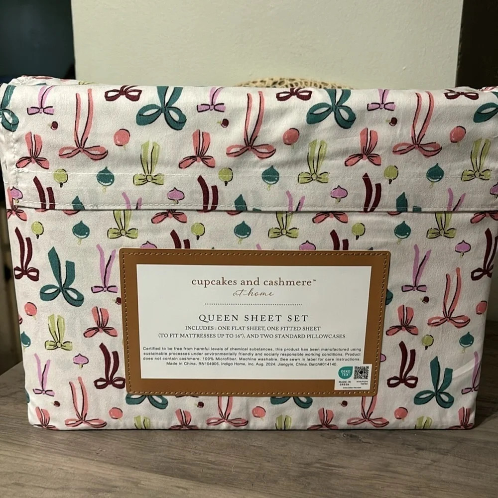 NEW QUEEN SIZE CUPCAKES & CASHMERE FaLaLa BOWS & ORNAMENTS CHRISTMAS Sheets